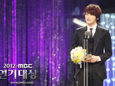 Jaejoong JYJ Kembali Raih penghargaan Rookie Award
